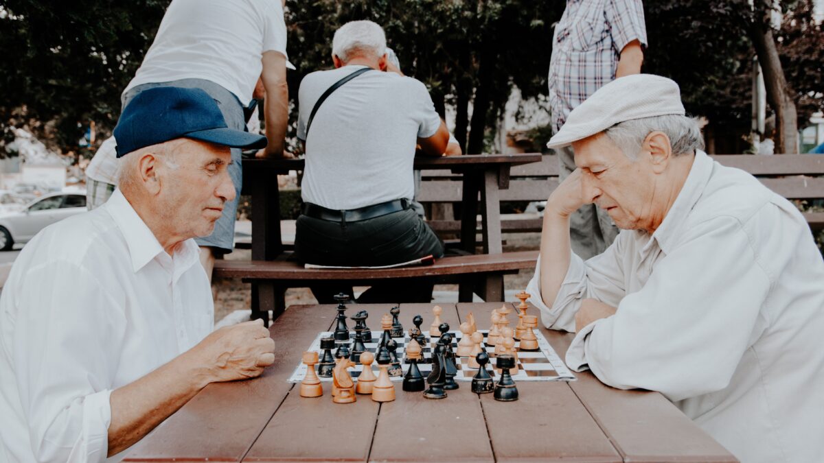 deux hommes âgés jouant aux échecs