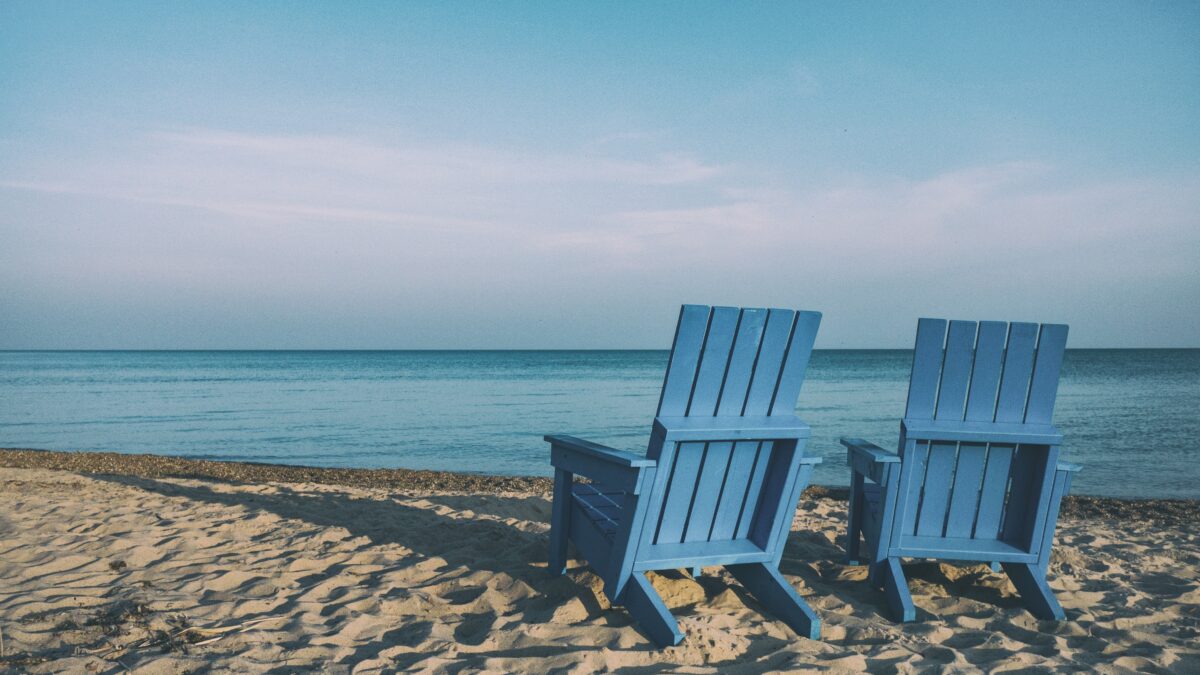 Chaises Adirondack bleu sur la plage