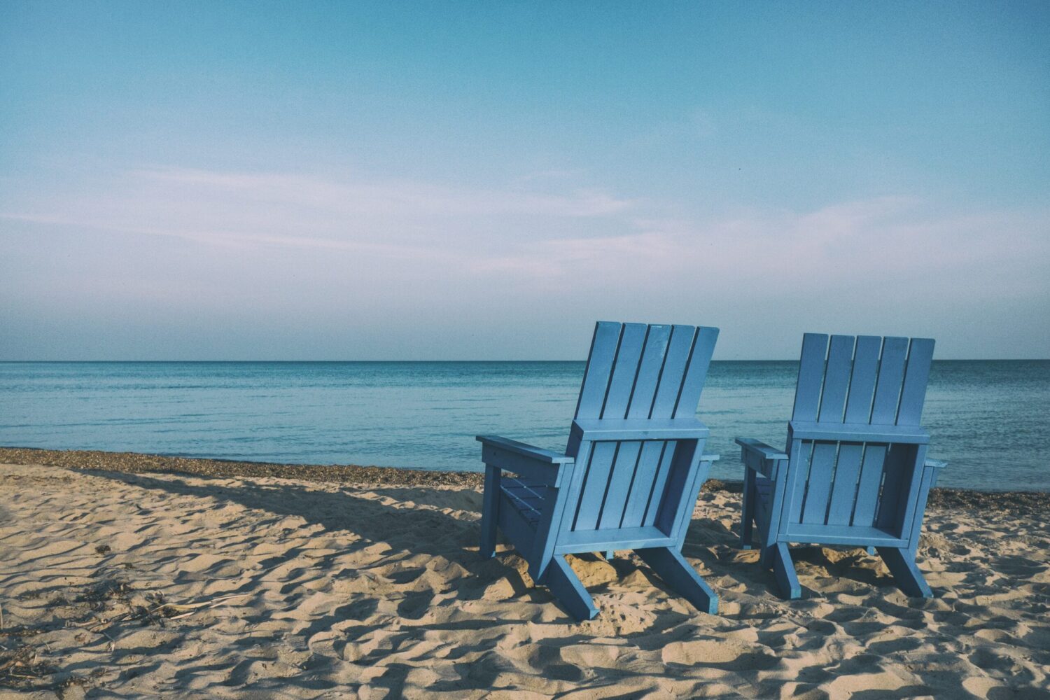 Chaises Adirondack bleu sur la plage