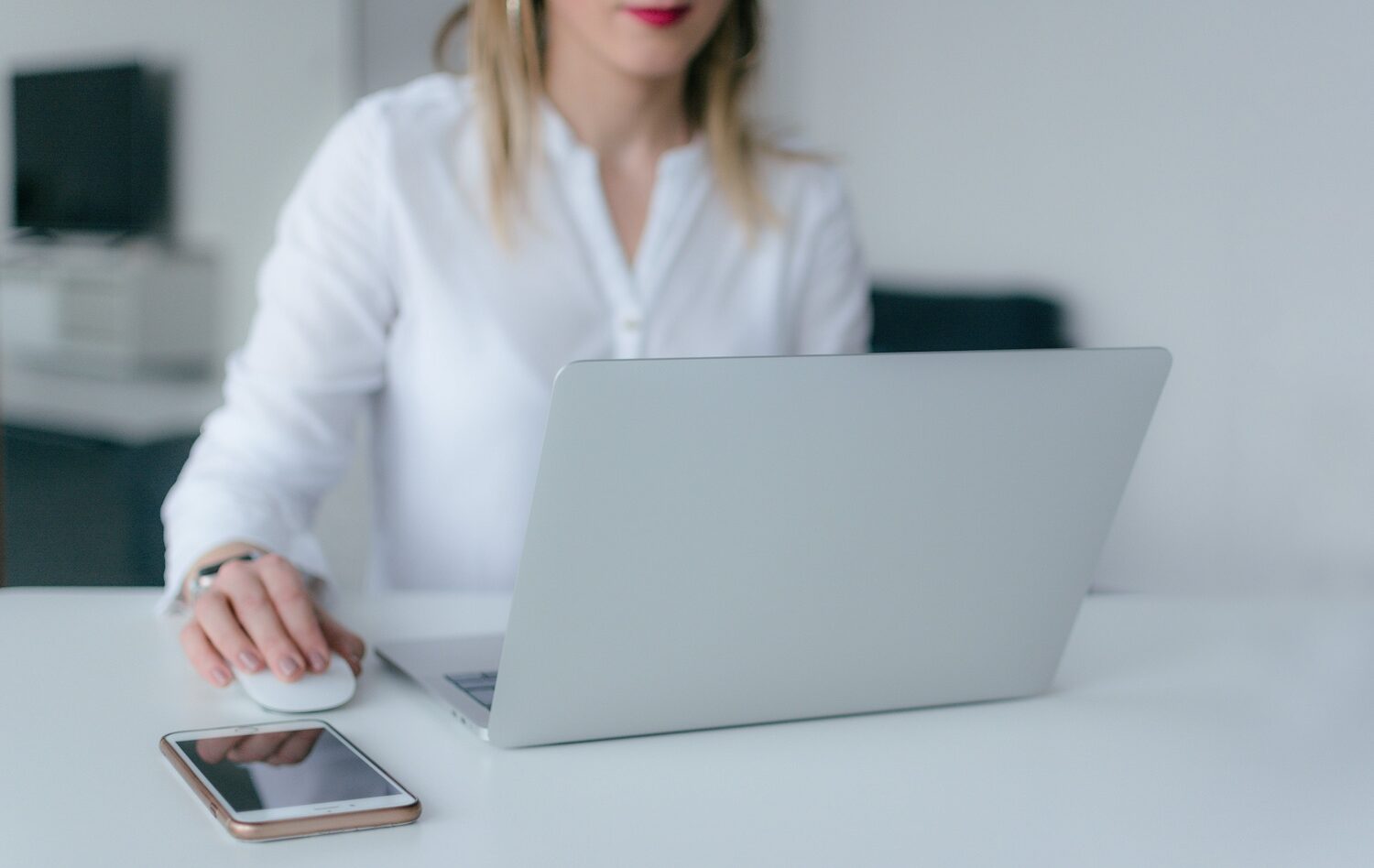 femme travaillant à son ordinateur