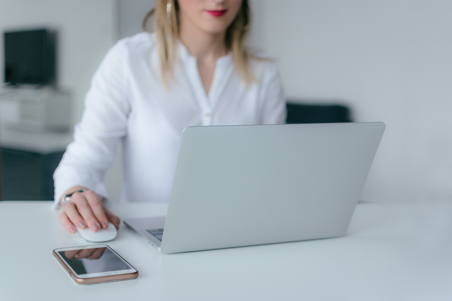 femme travaillant à son ordinateur